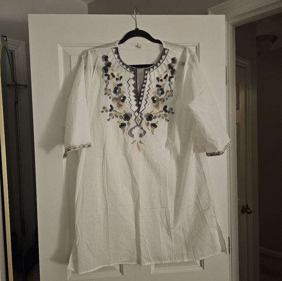 jin lai Tops - Jin Lai Floral Embroidered White Tunic Size L